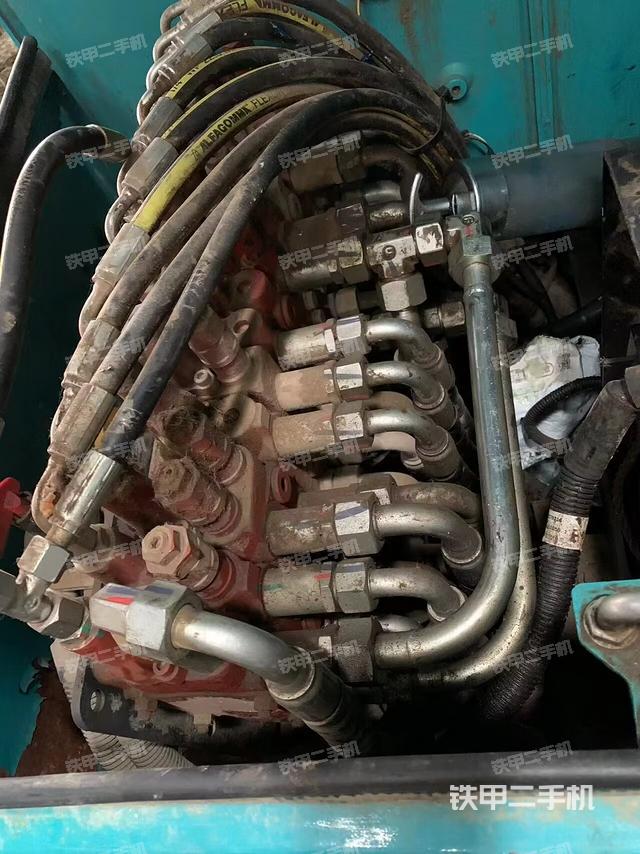 回转马达和主控阀(整机外观) 回转马达和主控阀(整机外观)