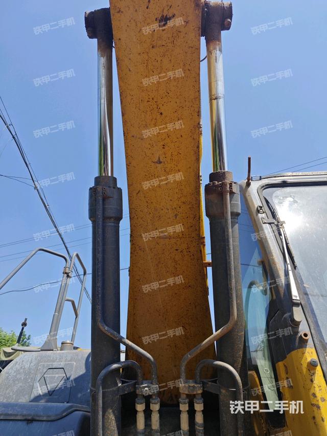 大臂油缸整体 竖拍(工作和回转装置) 大臂油缸整体 竖拍(工作和回转装置)