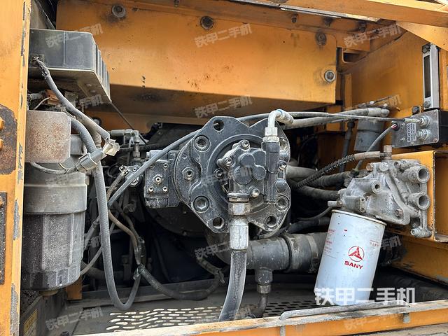 液压泵舱室正面整体(整机外观) 液压泵舱室正面整体(整机外观)