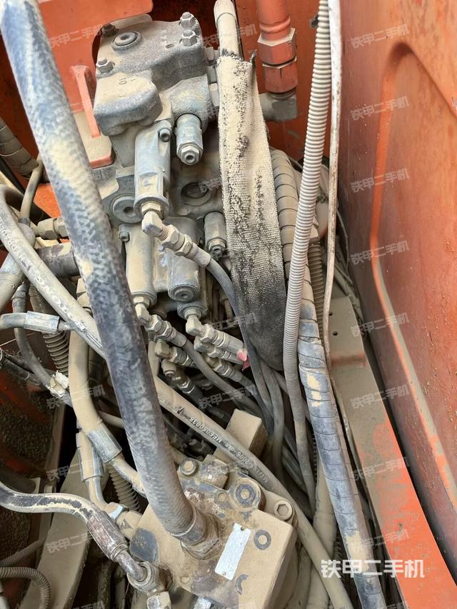 回转马达和主控阀(整机外观) 回转马达和主控阀(整机外观)