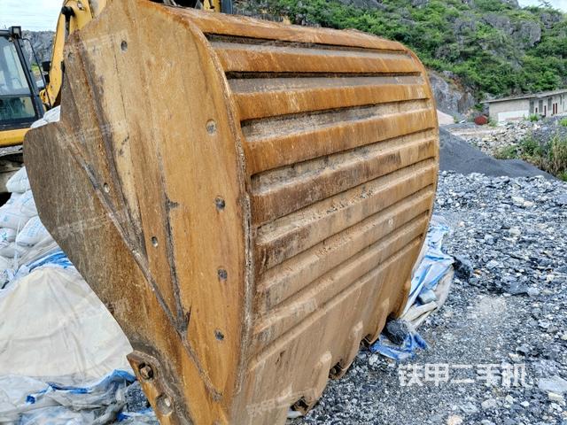 铲斗右后整体(工作和回转装置) 铲斗右后整体(工作和回转装置)