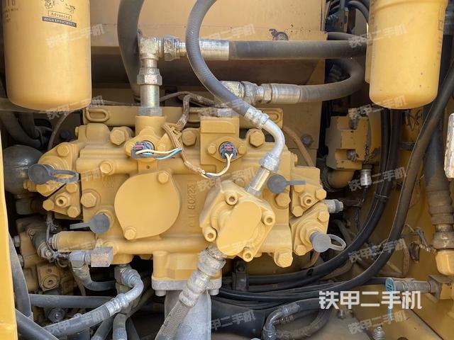 液压泵舱室正面整体(整机外观) 液压泵舱室正面整体(整机外观)