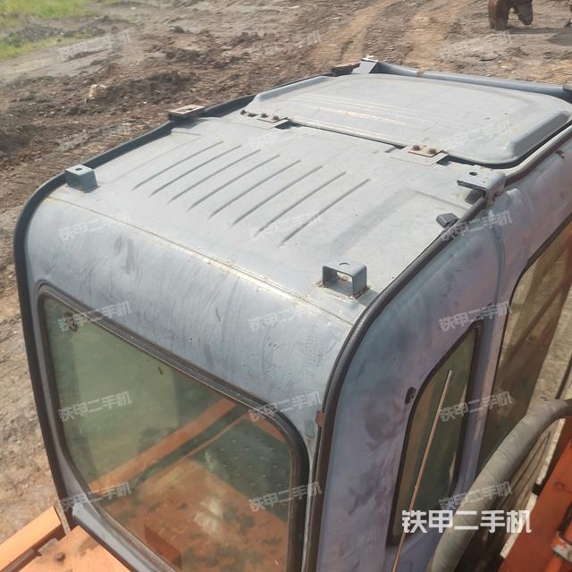 驾驶室顶部(整机外观) 驾驶室顶部(整机外观)