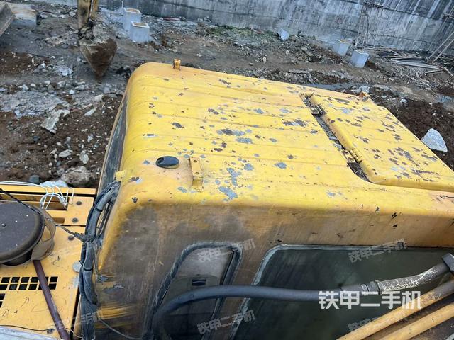 驾驶室顶部(整机外观) 驾驶室顶部(整机外观)