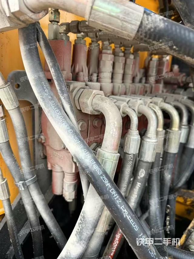 回转马达和主控阀(整机外观) 回转马达和主控阀(整机外观)