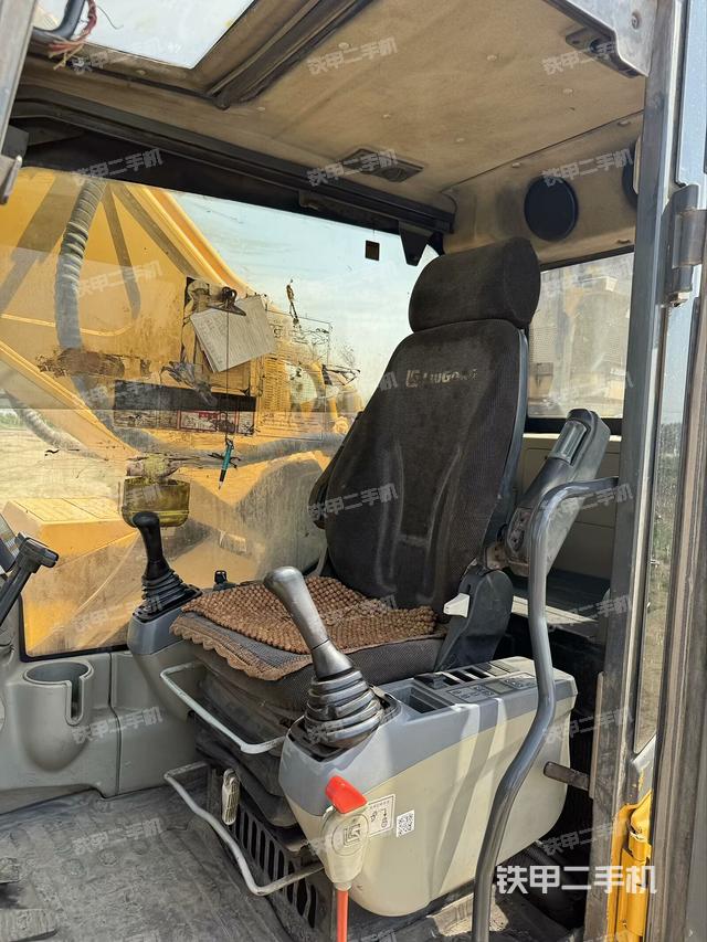 駕駛室整體(整機(jī)外觀) 駕駛室整體(整機(jī)外觀)