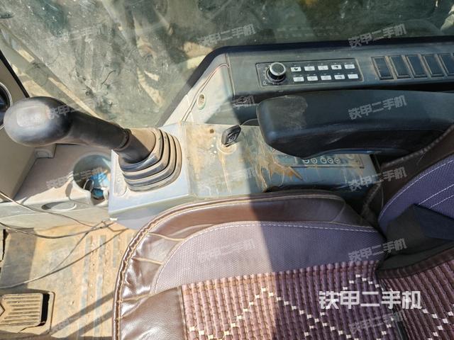 座椅右侧控制台/钥匙门/油门/含右手柄(驾驶室部分) 座椅右侧控制台/钥匙门/油门/含右手柄(驾驶室部分)