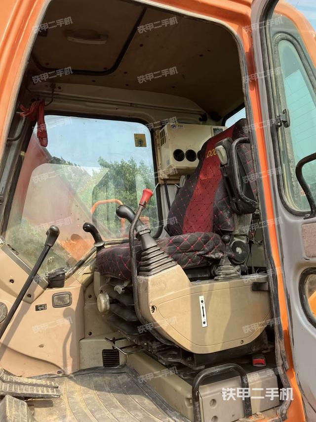 驾驶室整体(整机外观) 驾驶室整体(整机外观)