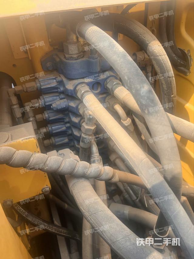 回轉(zhuǎn)馬達(dá)和主控閥(整機(jī)外觀) 回轉(zhuǎn)馬達(dá)和主控閥(整機(jī)外觀)