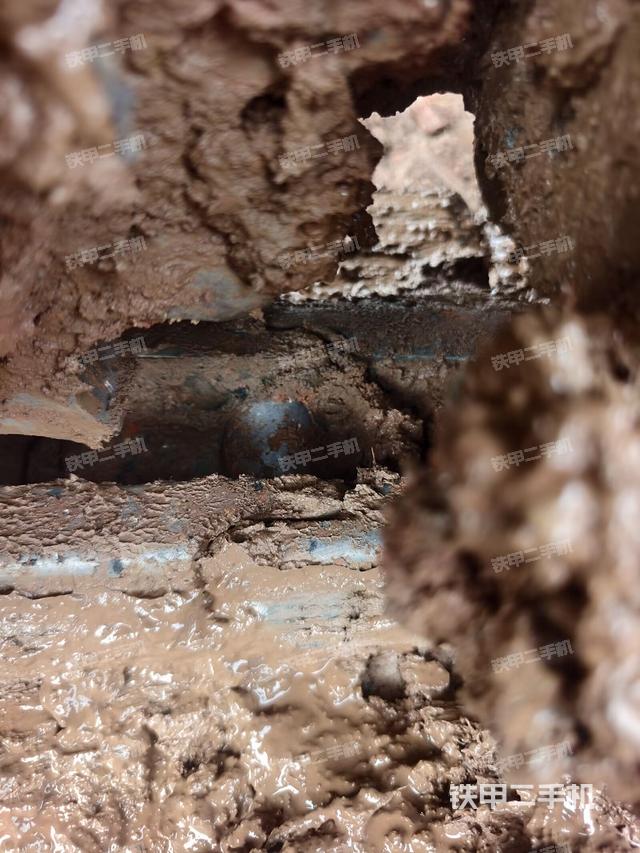 單側(cè)履帶整體(整機(jī)外觀) 單側(cè)履帶整體(整機(jī)外觀)