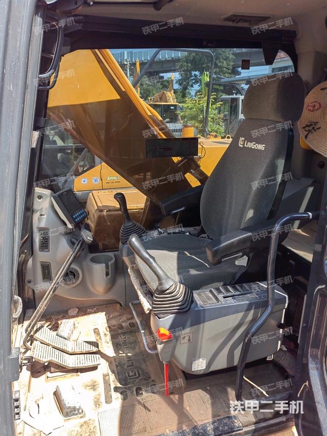 驾驶室整体(整机外观) 驾驶室整体(整机外观)