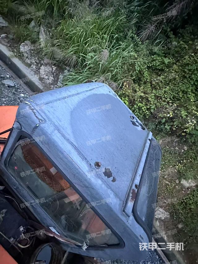 驾驶室顶部(整机外观) 驾驶室顶部(整机外观)