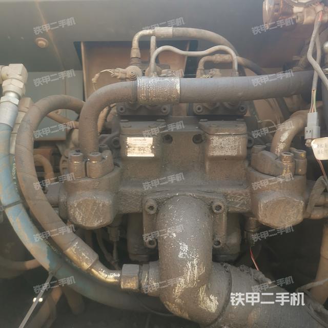 液压泵舱室正面整体(整机外观) 液压泵舱室正面整体(整机外观)