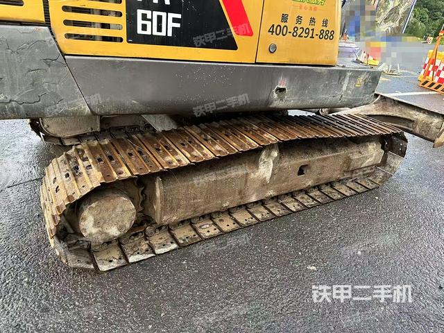 單側(cè)履帶整體(整機外觀) 單側(cè)履帶整體(整機外觀)