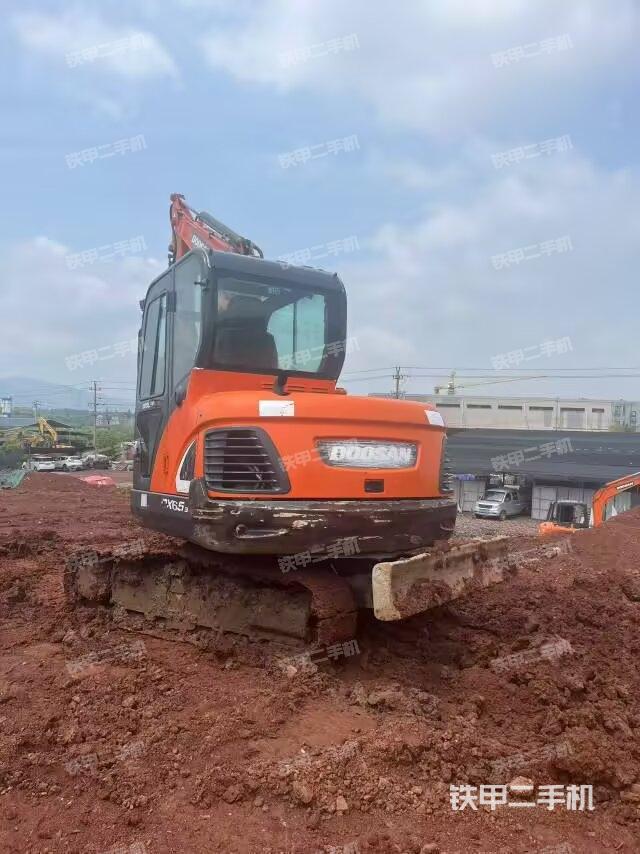 回轉(zhuǎn)馬達(dá)和主控閥(整機(jī)外觀) 回轉(zhuǎn)馬達(dá)和主控閥(整機(jī)外觀)