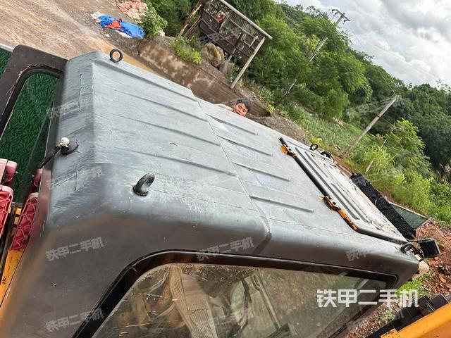 駕駛室頂部(整機(jī)外觀) 駕駛室頂部(整機(jī)外觀)