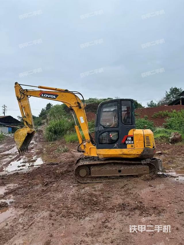 驾驶室顶部(整机外观) 驾驶室顶部(整机外观)