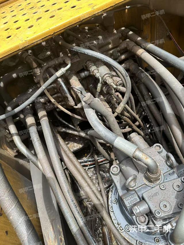 回转马达和主控阀(整机外观) 回转马达和主控阀(整机外观)