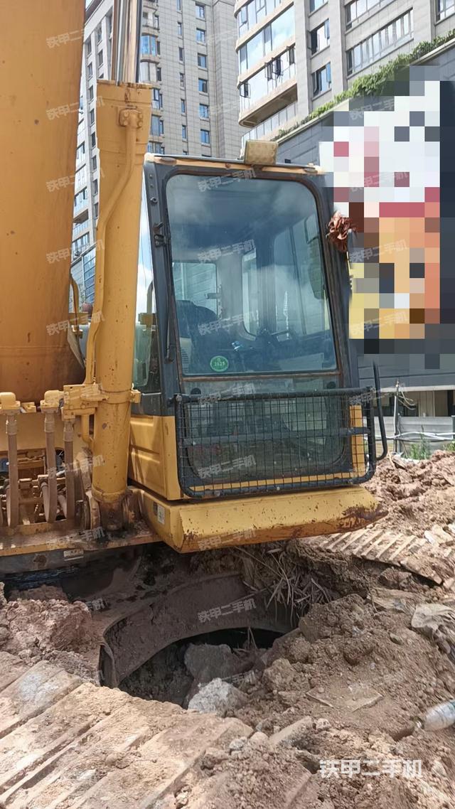 驾驶室顶部(整机外观) 驾驶室顶部(整机外观)