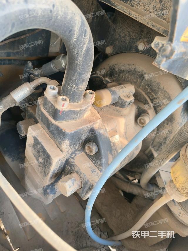 液压泵舱室正面整体(整机外观) 液压泵舱室正面整体(整机外观)