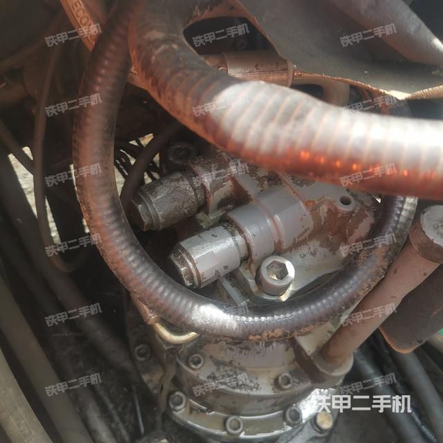 回转马达和主控阀(整机外观) 回转马达和主控阀(整机外观)