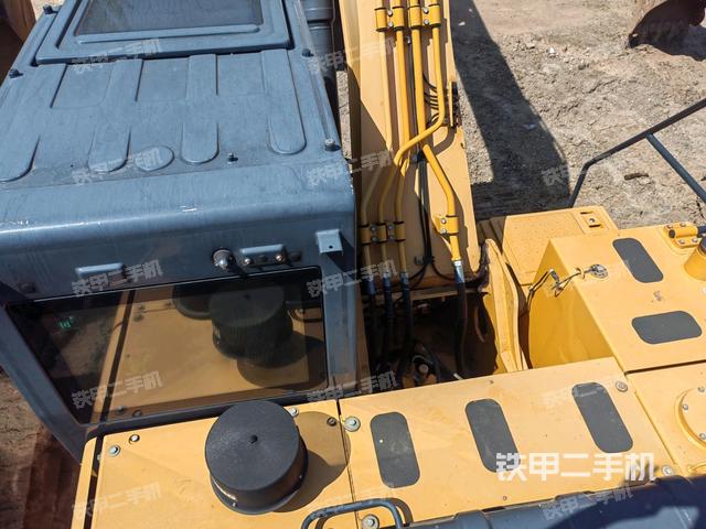 驾驶室顶部(整机外观) 驾驶室顶部(整机外观)