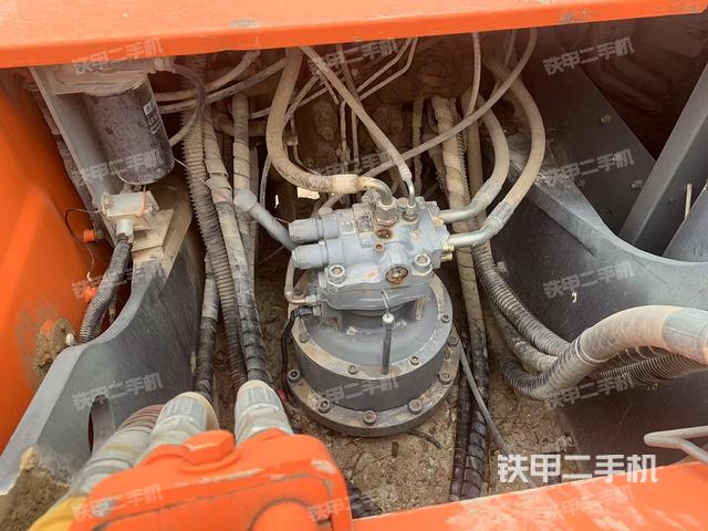 回转马达和主控阀（整机外观）