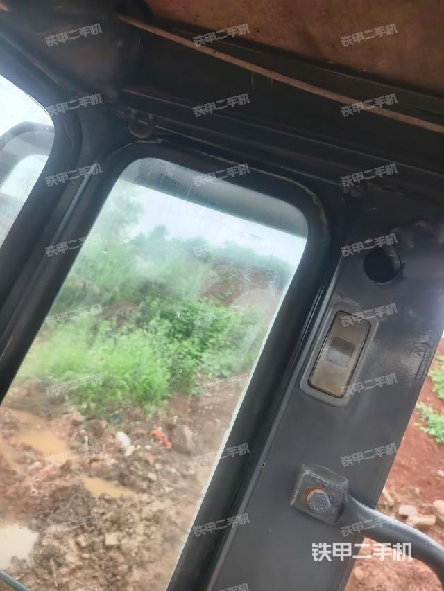 驾驶室顶部(整机外观) 驾驶室顶部(整机外观)