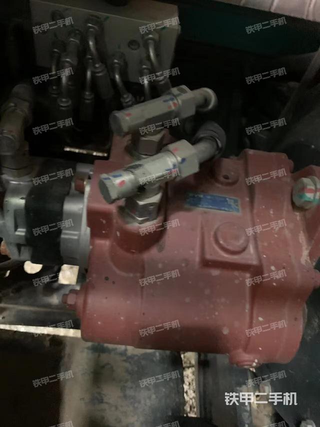 液压泵舱室正面整体(整机外观) 液压泵舱室正面整体(整机外观)