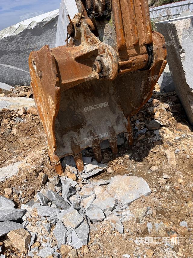 铲斗右后整体(工作和回转装置) 铲斗右后整体(工作和回转装置)