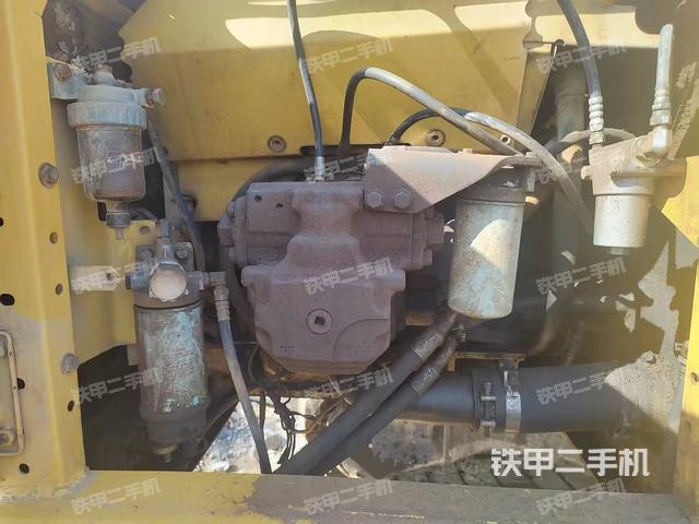 液压泵舱室正面整体(整机外观) 液压泵舱室正面整体(整机外观)