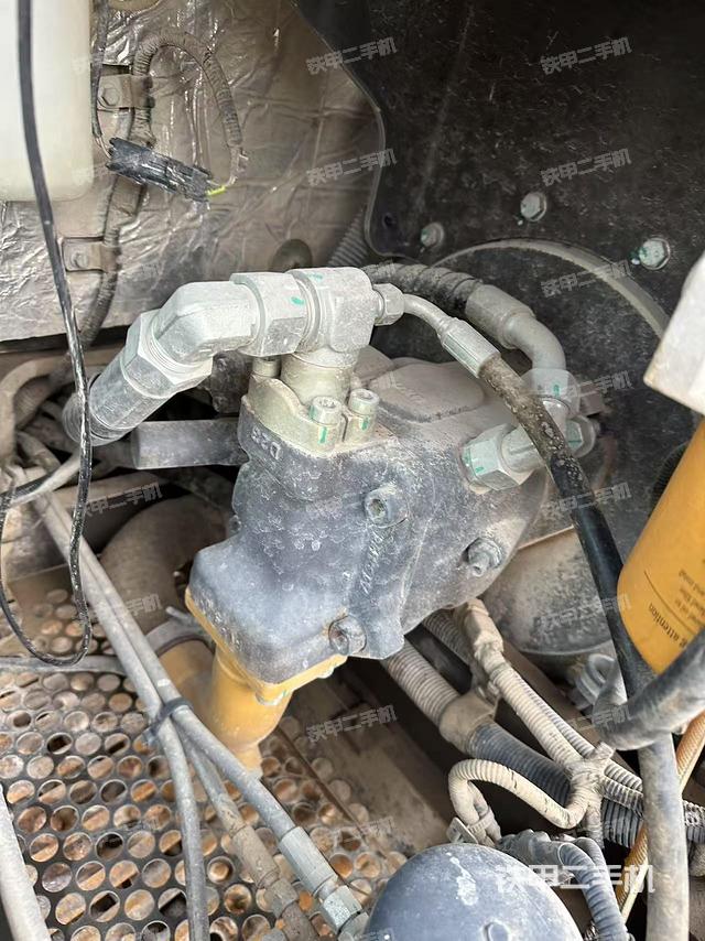 液壓泵艙室正面整體(整機外觀) 液壓泵艙室正面整體(整機外觀)