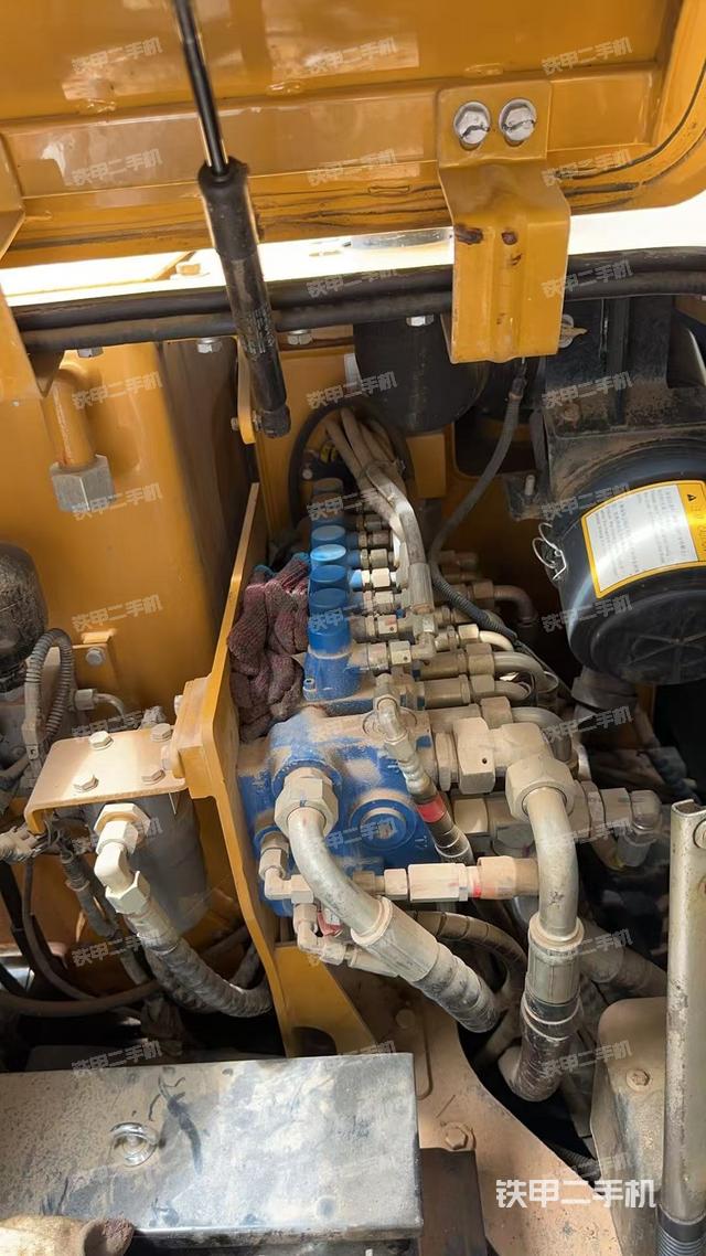 回轉(zhuǎn)馬達(dá)和主控閥(整機(jī)外觀) 回轉(zhuǎn)馬達(dá)和主控閥(整機(jī)外觀)