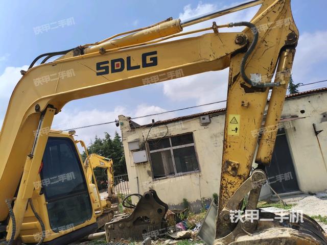 小臂整体右前(工作和回转装置) 小臂整体右前(工作和回转装置)