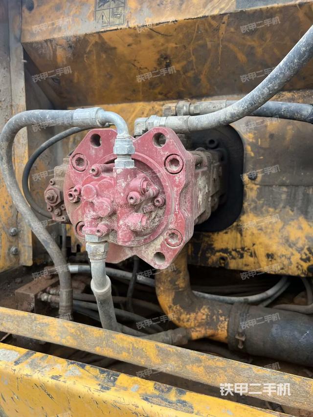 液压泵舱室正面整体(整机外观) 液压泵舱室正面整体(整机外观)