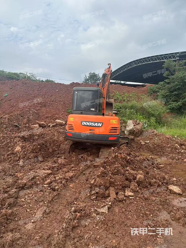 駕駛室頂部(整機(jī)外觀) 駕駛室頂部(整機(jī)外觀)