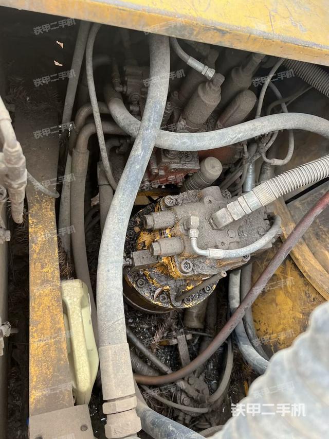 回转马达和主控阀(整机外观) 回转马达和主控阀(整机外观)