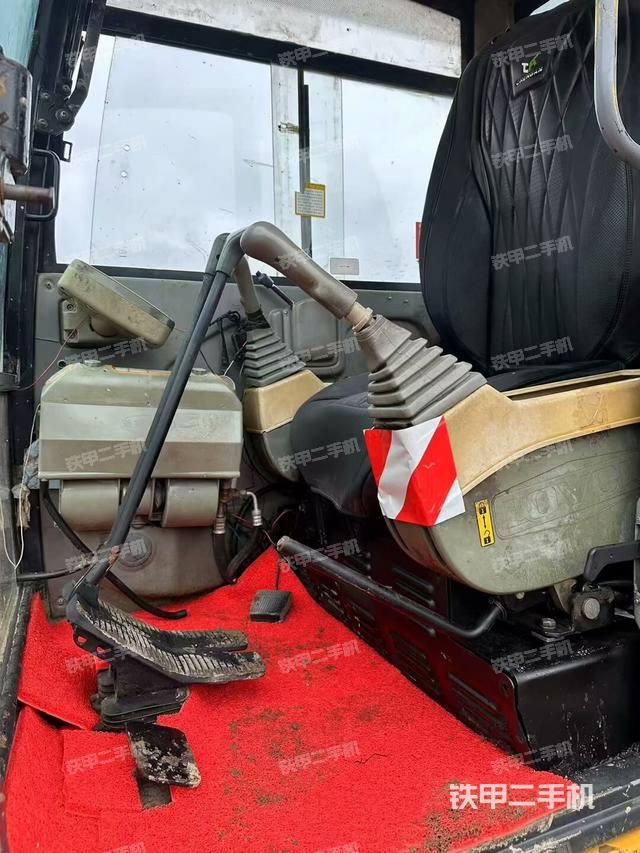 驾驶室整体(整机外观) 驾驶室整体(整机外观)