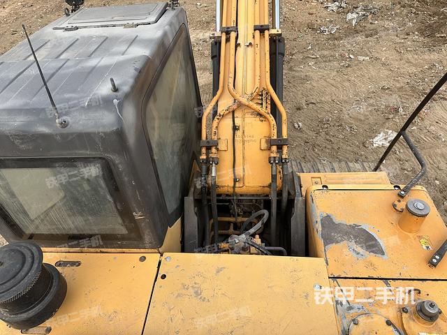 驾驶室顶部(整机外观) 驾驶室顶部(整机外观)