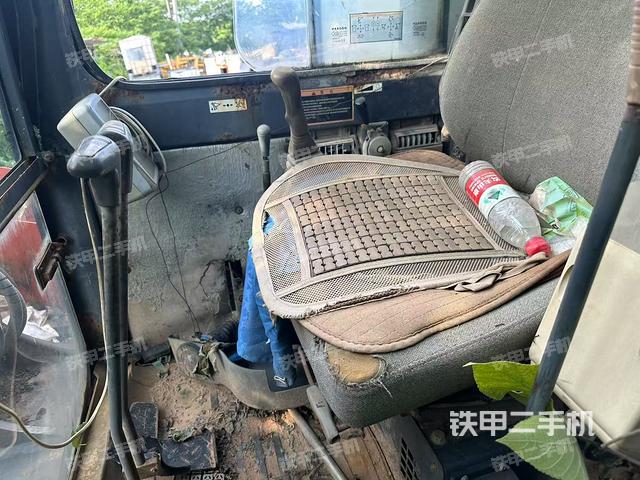 駕駛室整體(整機(jī)外觀) 駕駛室整體(整機(jī)外觀)