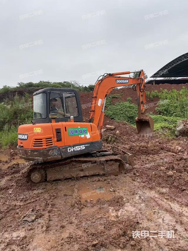 回转马达和主控阀(整机外观) 回转马达和主控阀(整机外观)