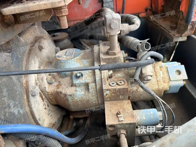 液壓泵艙室正面整體(整機(jī)外觀) 液壓泵艙室正面整體(整機(jī)外觀)