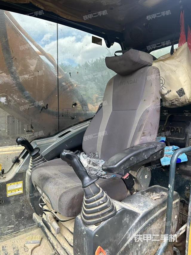 駕駛室整體(整機(jī)外觀) 駕駛室整體(整機(jī)外觀)