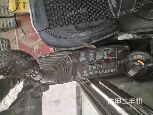座椅左侧控制台/音响/含左手柄(驾驶室部分) 座椅左侧控制台/音响/含左手柄(驾驶室部分)