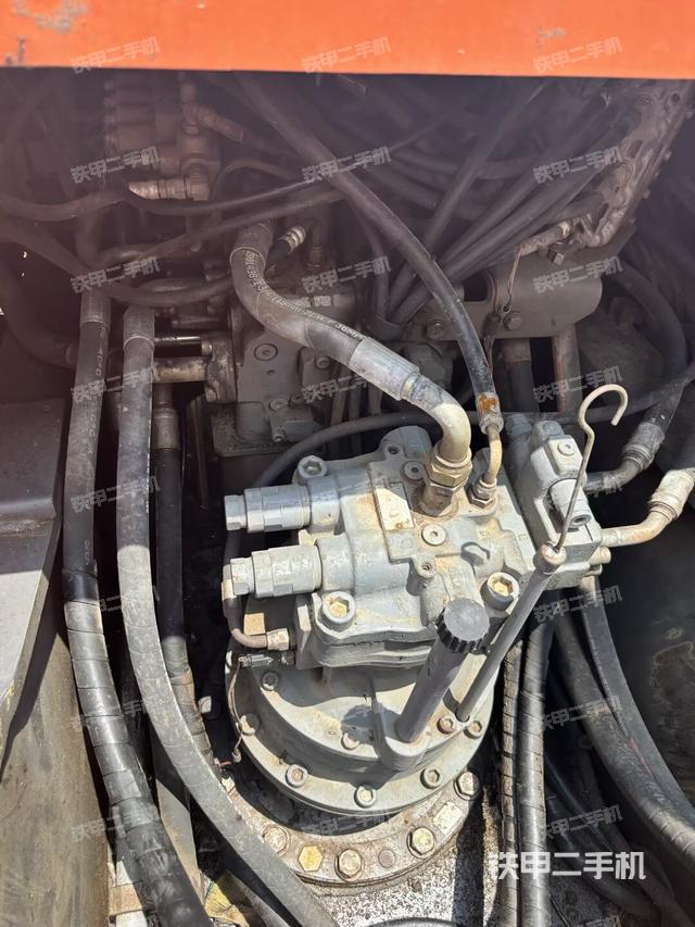 回轉(zhuǎn)馬達(dá)和主控閥(整機外觀) 回轉(zhuǎn)馬達(dá)和主控閥(整機外觀)