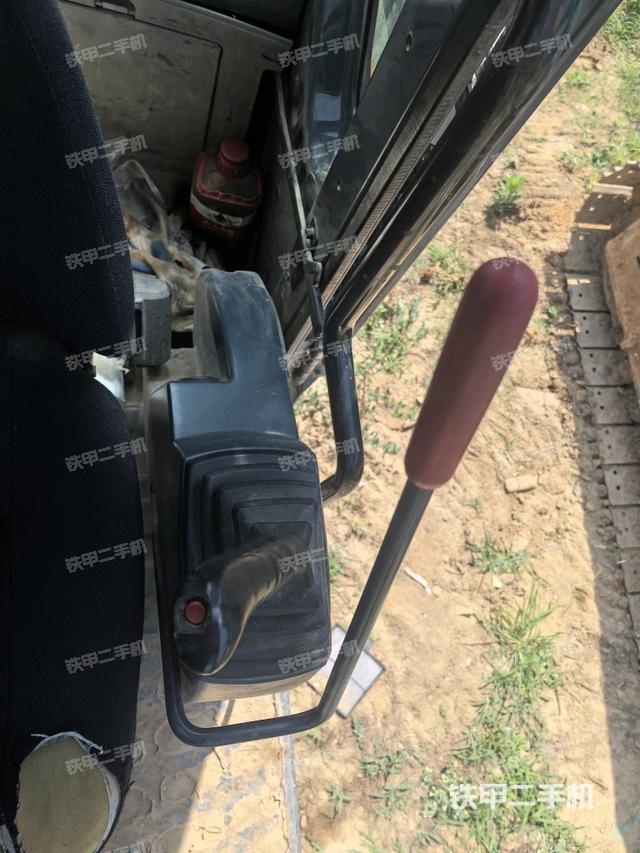 座椅右側(cè)控制臺(tái)/鑰匙門(mén)/油門(mén)/含右手柄(駕駛室部分) 座椅右側(cè)控制臺(tái)/鑰匙門(mén)/油門(mén)/含右手柄(駕駛室部分)