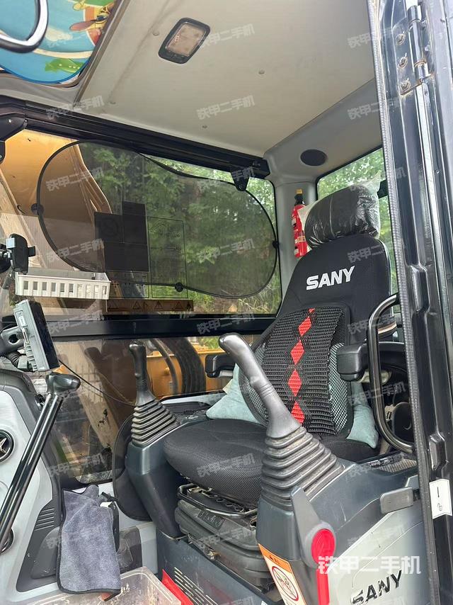 驾驶室整体(整机外观) 驾驶室整体(整机外观)