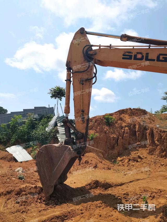 小臂整体左后(工作和回转装置) 小臂整体左后(工作和回转装置)