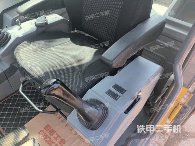 座椅右侧控制台/钥匙门/油门/含右手柄(驾驶室部分) 座椅右侧控制台/钥匙门/油门/含右手柄(驾驶室部分)