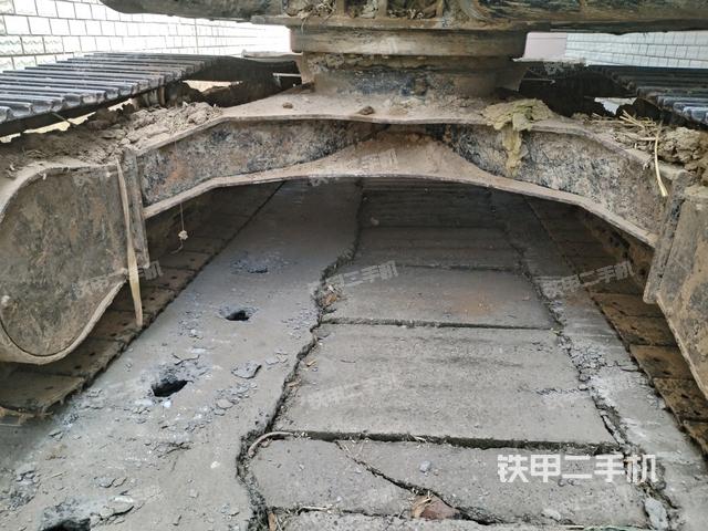 转盘和下车架正前(工作和回转装置) 转盘和下车架正前(工作和回转装置)